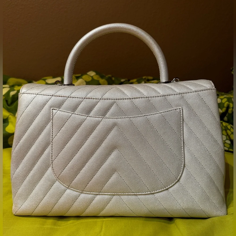Chanel pearlescent white coco handle medium/large size. - Picture 5 of 16